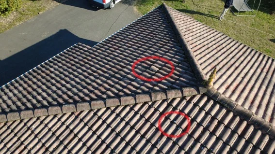 Vue aérienne d’une toiture avec repérage de points à inspecter