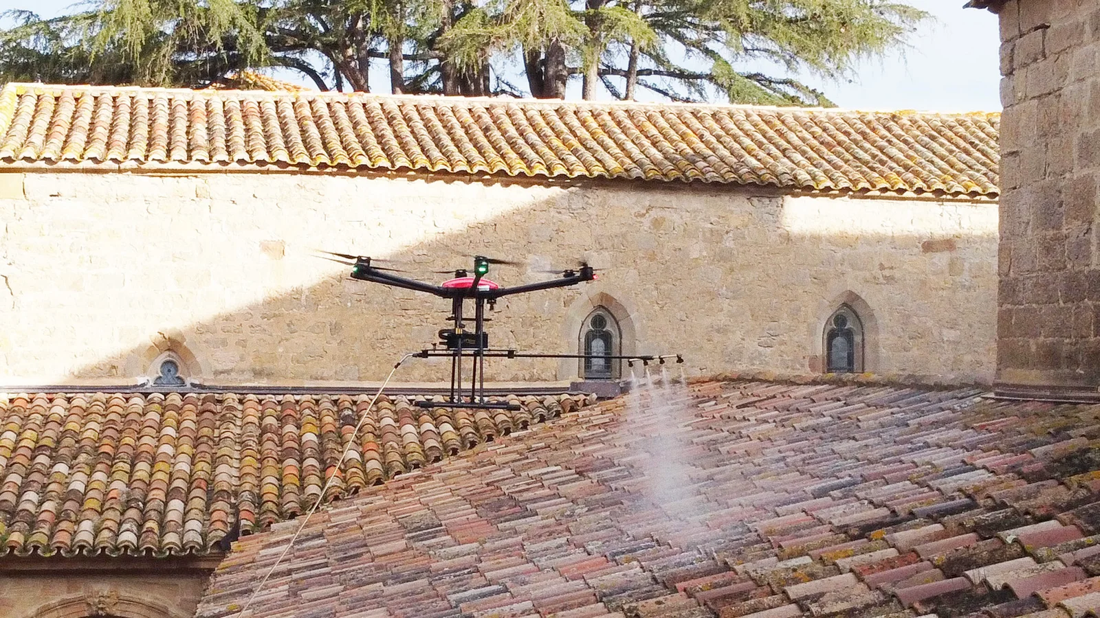 Le drone AIR SOLUTION pulvérise la toiture en tuiles canal de l’abbaye de Lagrasse