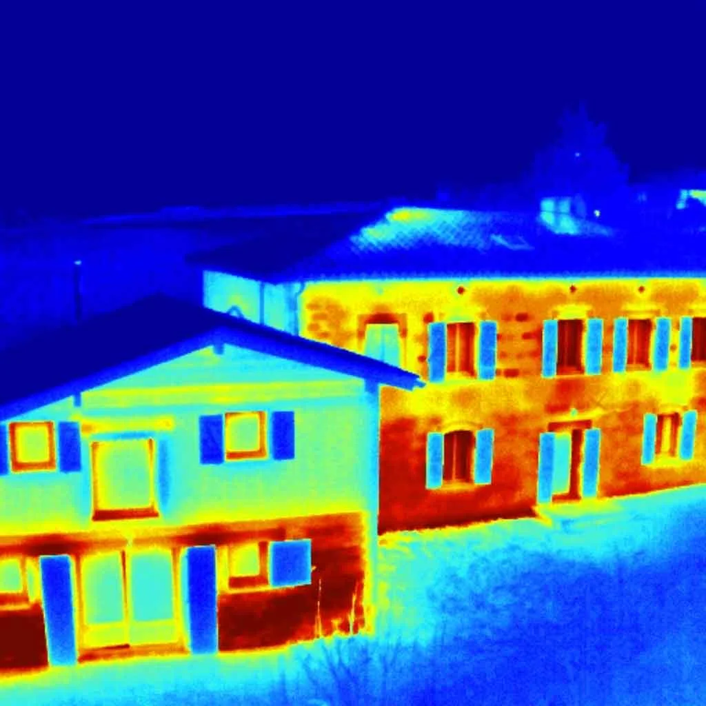Image thermique d’un bâtiment montrant des écarts de température sur les façades