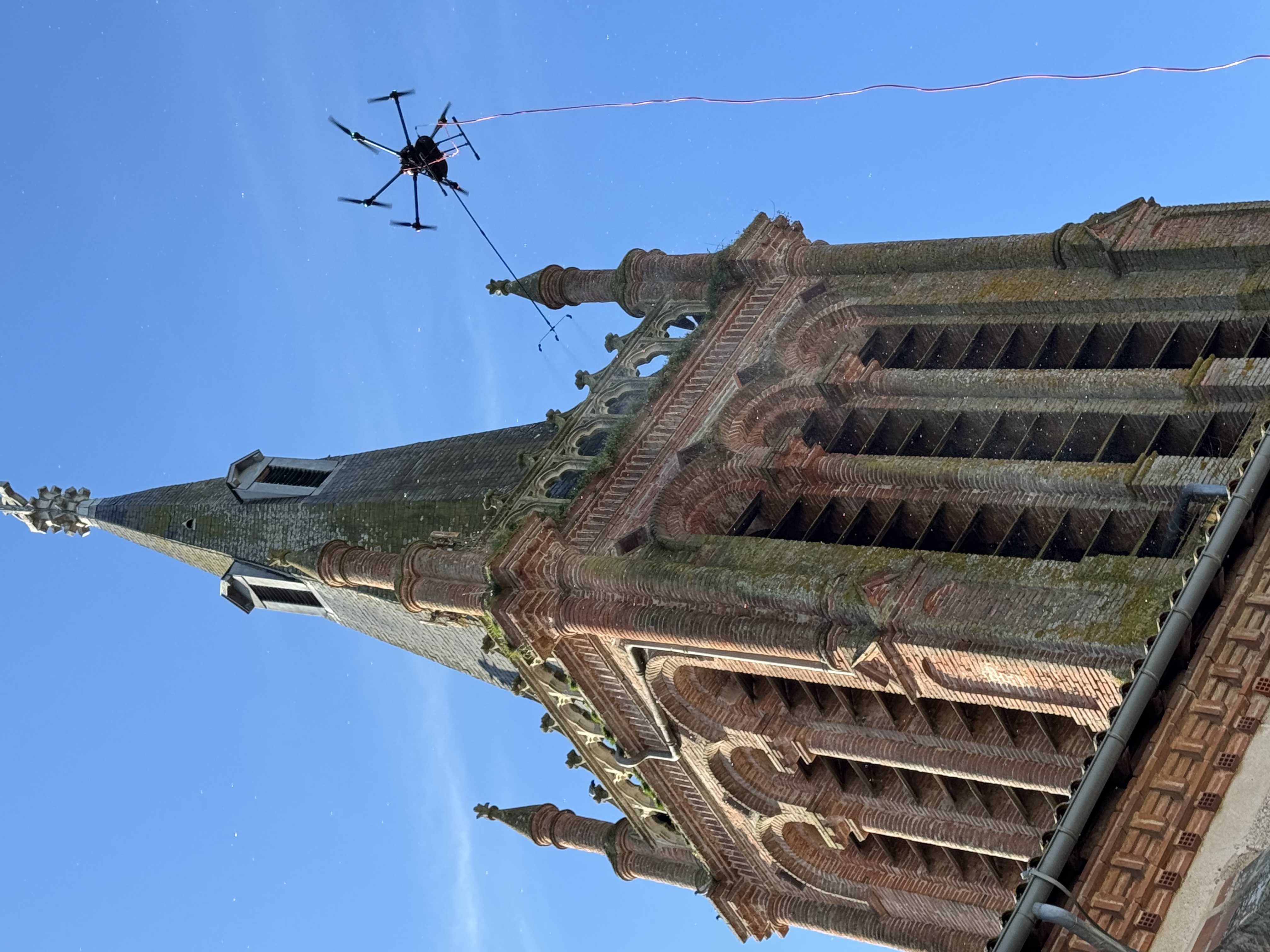 Drone en intervention à proximité du clocher d’une église